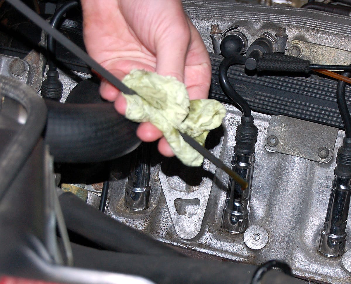 Revisión del nivel de aceite del motor con la varilla