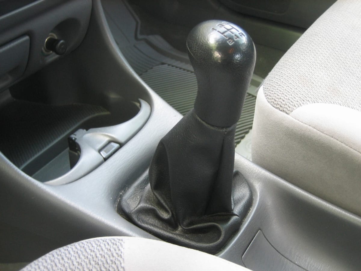 Palanca de cambios de un auto manual