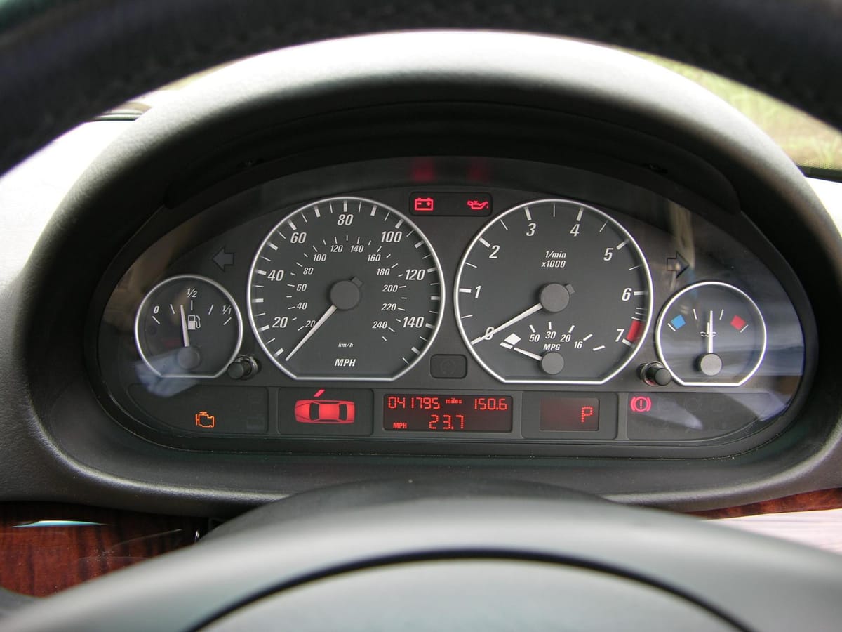 Tablero de un auto con testigos encendidos