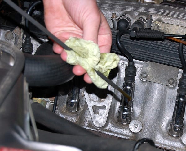 Revisión del nivel de aceite del motor con la varilla