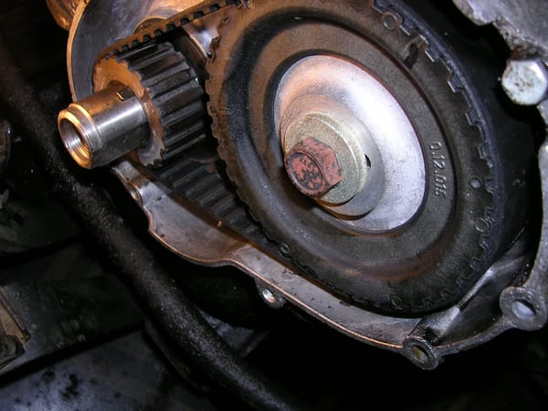 Polea y correa de distribución de un motor