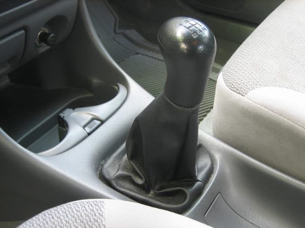 Palanca de cambios de un auto manual