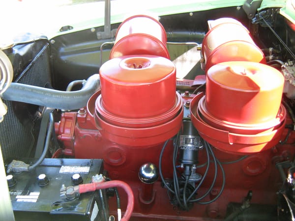 Motor con las cajas del filtro de aire a la vista