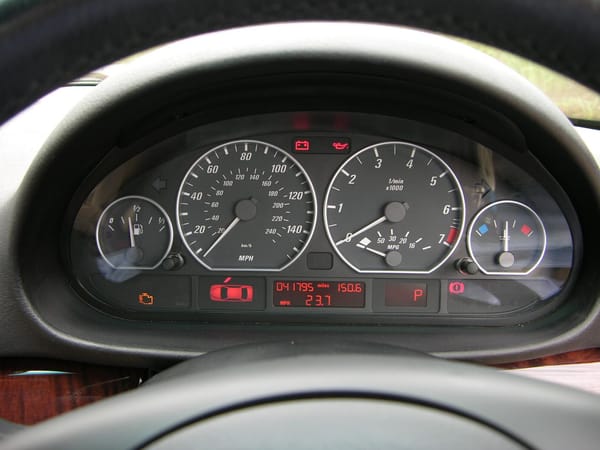 Tablero de un auto con testigos encendidos